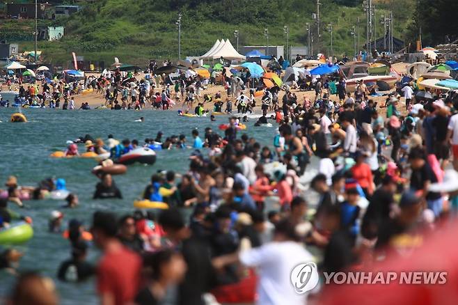 속초 해수욕장 피서객 [연합뉴스 자료사진]