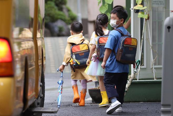 어린이들이 1일 오전 서울 시내의 한 유치원에 등원하고 있다. (사진=연합뉴스)