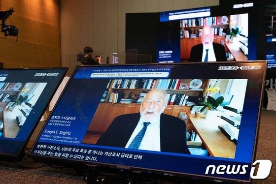 경기도가 올해 기본소득박람회를 개최할지 여부에 관심이 모아지고 있다. 사진은 지난해 4월 열린 기본소득박람회(4월 28~30일)에서 조지프 스티글리츠 컬럼비아대 교수가 ‘기본소득과 팬데믹’을 주제로 기조연설을 하고 있다.(경기도 제공)./ⓒ 뉴스1