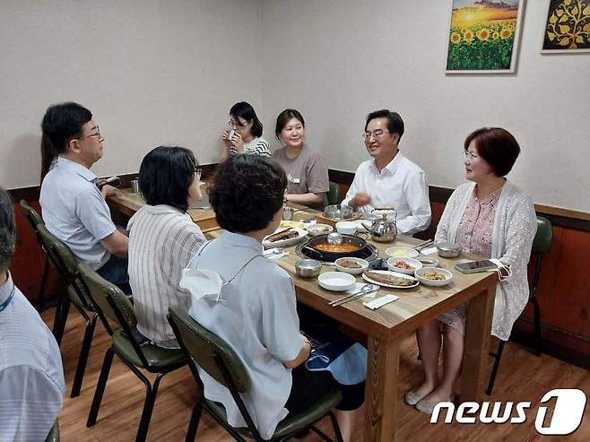 김동연 경기도지사가 70년대 방위병으로 군복무를 했던 성남시 태평2동 행정복지센터를 깜짝 방문해 직원들에게 점심을 대접했다.(김동연 경기도지사 페이스북 캡처)ⓒ 뉴스1