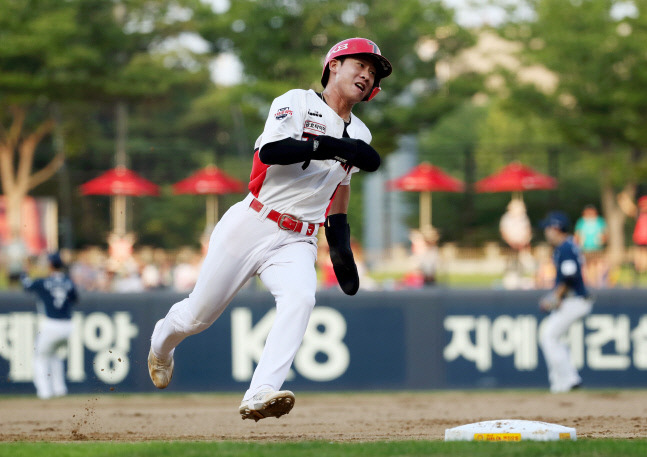 KIA 박찬호가 지난 28일 광주-KIA 챔피언스필드에서 치른 NC전에서 주루플레이하고 있다. 연합뉴스