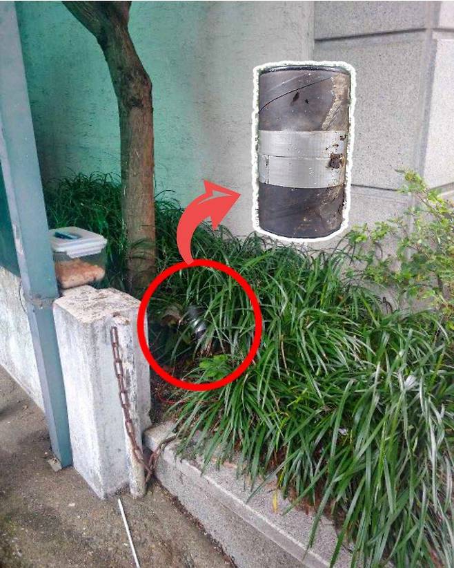 지난달 21일 서울 서초구 방배동 일대의 한 주택 화단에서 발견된 적색 연막수류탄. /서울경찰 페이스북