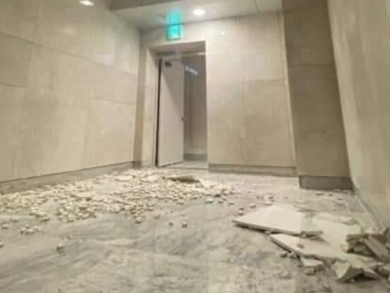 지난달 31일 서울 강남구 일원동 아파트 디에이치자이 개포의 한 동 건물에서 대리석 내벽이  떨어져 나와 바닥에 부서져 있는 모습. /네이버 부동산스터디