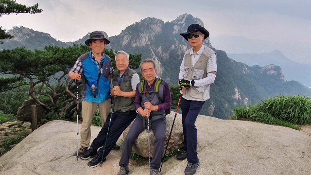 김영수 프로당구연맹 총재(80·오른쪽에서 두번째)가 지인들과 북한산에 올라 카메라 앞에 섰다. 김 총재는 30년 가까이 주말마다 늘 하는 등산을 건강의 비결로 꼽았다. 김영수 총재 제공