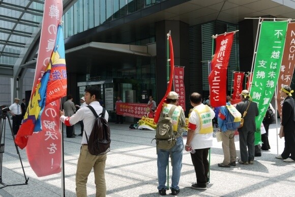 일제강점기 근로정신대 피해자를 지원하는 일본 시민단체 호쿠리쿠연락회 회원 등이 2012년 6월8일 일본 도쿄 시내 후지코시강재 본사 앞에서 집회를 열고 있다. 정남구 기자