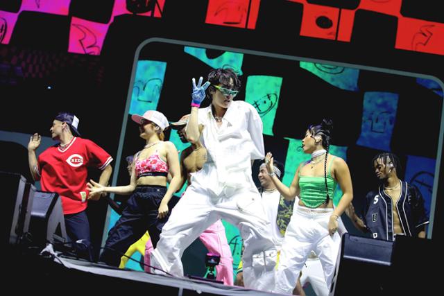 그룹 방탄소년단 멤버 제이홉이 지난달 31일 미국 시카고 그랜트파크에서 열린 대형 음악 축제 롤라팔루자에서 공연하고 있다. 하이브 제공