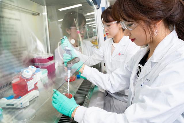 LG화학 생명과학사업본부 연구원들이 신약 연구를 하고 있다. LG화학 제공