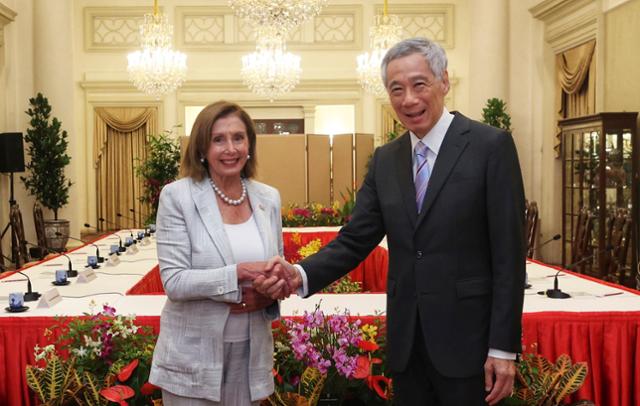 아시아 순방에 나선 낸시 펠로시(왼쪽) 미국 하원의장이 1일 싱가포르 이스타나 대통령궁에서 리셴룽 싱가포르 총리를 만나 악수하고 있다. 싱가포르=AP 뉴시스