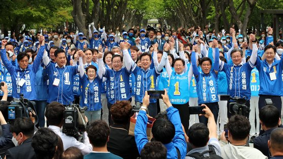 지난 5월 19일 대전시 서구 둔산동 보라매공원에서 열린 더불어민주당 대전시당 지방선거 필승 출정식에서 각 후보자들이 필승 결의를 하고 있다. 뉴스1