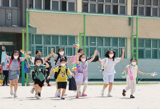 일선 초등학교들이 여름 방학을 맞은 15일 서울 중구 청구초등학교에서 방학식을 마친 학생들이 하교하고 있다. 뉴스1