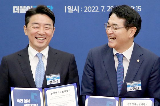 민주당 대표를 놓고 경쟁하는 강훈식 후보(왼쪽)와 박용진 후보. 공동취재
