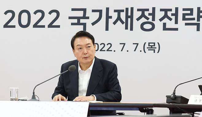 윤석열 대통령이 지난달 7일 오전 충북 청주시 충북대학교에서 새정부 5년간의 국가재정운용방향을 논의하는 2022 국가재정전략회의를 주재하고 있다. 연합뉴스