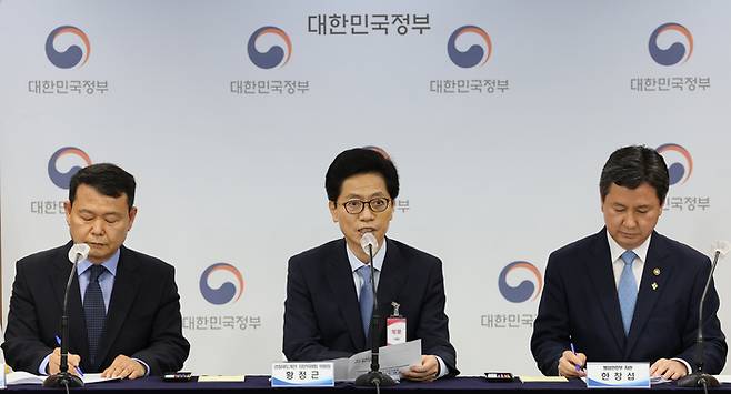 행안부 ‘경찰 제도개선 자문위원회’ 공동 위원장인 황정근 변호사가 21일 정부서울청사에서 경찰 통제 방안 권고안을 발표하고 있다. 왼쪽부터 윤석대 자문위원. 황정근 변호사, 한창섭 행정안전부 차관. 연합뉴스.