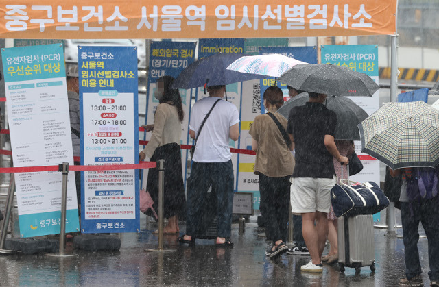 코로나19 재유행이 이어지는 가운데 31일 오후 서울역광장에 마련된 임시선별검사소에서 의료진이 검체를 채취하고 있다. 연합뉴스