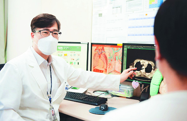 국립암센터 이종목 흉부외과 전문의가 악성 중피종 환자에게 CT검사 결과를 보여주며 치료 계획을 설명하고 있다. 국립암센터 제공