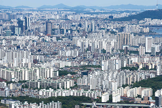 올 상반기 서울 분양권·입주권 거래가 역대 가장 적은 수준을 기록했다. 부동산 시장 조정 국면에 인기가 예전만 못하지만 입지 좋은 곳 분양권·입주권은 여전히 내집마련 수단으로 유효하다는 분석이 나온다. (매경DB)