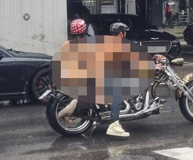 비키니 수영복을 입은 여성과 상의를 탈의한 채 오토바이 질주를 즐기는 남성 모습. /사진=온라인 커뮤니티