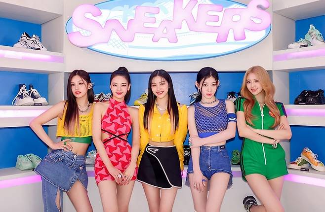 It is a music video behind-the-scenes photo of the mini-fifth album Checkmate (CHECKMATE) title track Snickers (SNEAKERS), which peaked at number 8 on the Billboards main album chart Billboards 200.The members showed off their elegant appearance with colorful costumes and accessories, and they gave a cheerful energy by digesting refreshing and sporty styling.He was previously the Checkmate and ranked 8th on the Billboards 200 on the 30th of last month, achieving his highest performance. He also ranked 10th on the Artist 100 chart.In addition, he was named in 16 Billboards charts, including World Album No. 1, Top Album Sales and Top Current Album Sales.The new album of the case is popular on various albums and soundtrack charts.It set its own record with 472,394 copies of the first album (a weeks record sales as of the date of release) based on the Hanter chart, and it became the top of the album chart and the retail album chart for the 29th week of 2022 (July 10–16) released by the Circle Chart (formerly Gaon chart).The title song Snickers topped the YouTube Korea popular song and the Korean popular music video chart (July 15-21).KBS 2TV Music Bank, which was broadcast on the 22nd of last month, lifted the first trophy.