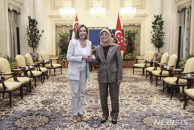 [싱가포르=AP뉴시스] 낸시 펠로시(왼쪽) 미국 하원의장이 1일 싱가포르 이스타나 대통령궁에서 할리마 야콥 싱가포르 대통령과 악수하고 있다. 2022.08.01