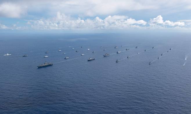 지난 28일(현지시간) ‘퍼시픽 드래곤’ 훈련에 참여하는 미국 해군 함정들이 태평양 연안을 항해하고 있다. AFP연합뉴스