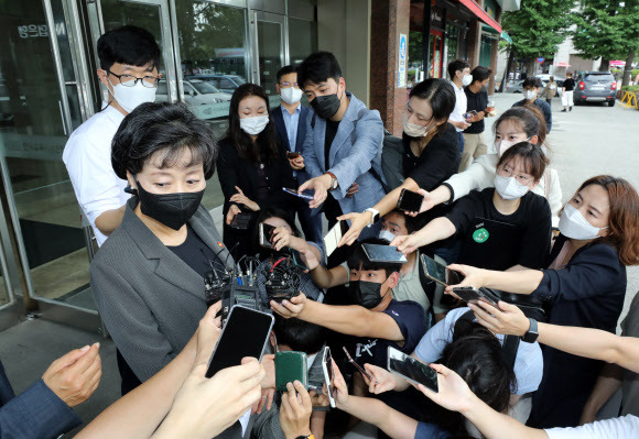 여론 달래는 장관 - 박순애 사회부총리 겸 교육부 장관이 1일 서울 여의도 한국교육시설안전원 앞에서 ‘취학연령 하향 추진’과 관련한 기자들의 질문에 답하고 있다. 박 장관은 “열린 자세로 사회적 합의를 도출하는 과정을 거칠 것”이라며 “너무 많은 우려를 하지 않아도 된다”고 말했다. 뉴시스