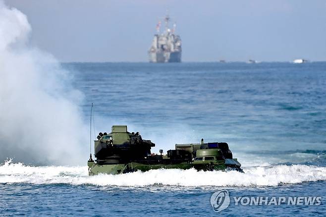 '중국 침공 대비' 상륙훈련 참가한 대만군 수륙양용차 [로이터 연합뉴스 자료사진. 재판매 및 DB 금지]