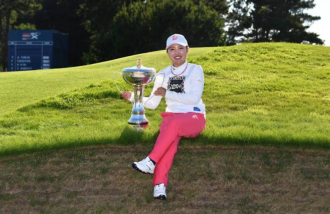 후루에 아야카가 우승 트로피를 들고 포즈를 취하고 있다.(사진=LPGA 투어 제공/Getty Images)