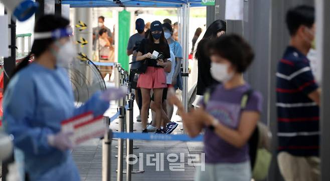 코로나19 재유행이 이어지는 31일 서울 용산구보건소에 마련된 선별진료소를 찾은 시민들이 검사를 받기 위해 대기하고 있다. (사진=이데일리 DB)