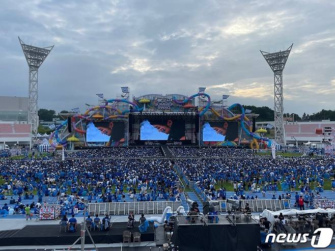 30일 오후 강원 강릉시 강릉종합운동장에 마련된 가수 싸이의 여름 콘서트 '흠뻑쇼' 공연장이 관객들로 북적이고 있다. 2022.7.30/뉴스1 ⓒ News1 윤왕근 기자