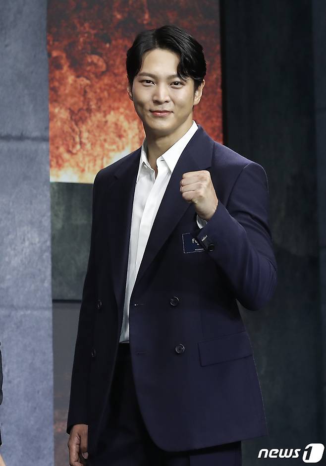 배우 주원이 2일 오전 서울 종로구 JW메리어트호텔 동대문에서 열린 ‘카터’ 제작보고회에서 포즈를 취하고 있다. ‘카터’(감독 정병길)는 의문의 작전에 투입된 ‘카터’(주원 분)가 주어진 시간 안에 자신을 되찾고 미션을 성공시켜야만 하는 리얼 타임 액션 영화이다. 2022.8.2/뉴스1 ⓒ News1 권현진 기자