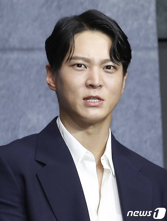 배우 주원이 2일 오전 서울 종로구 JW메리어트호텔 동대문에서 열린 ‘카터’ 제작보고회에서 극중 카터 역을 연기하고 있다. ‘카터’(감독 정병길)는 의문의 작전에 투입된 ‘카터’(주원 분)가 주어진 시간 안에 자신을 되찾고 미션을 성공시켜야만 하는 리얼 타임 액션 영화이다. 2022.8.2/뉴스1 ⓒ News1 권현진 기자