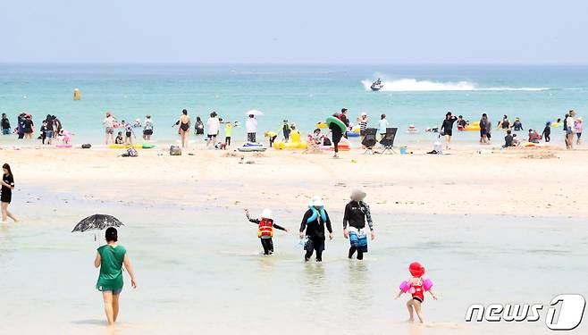 지난달 10일 오후 제주시 함덕해수욕장에서 피서객들이 물놀이를 하고 있다. 2022.7.10/뉴스1 ⓒ News1 오현지 기자