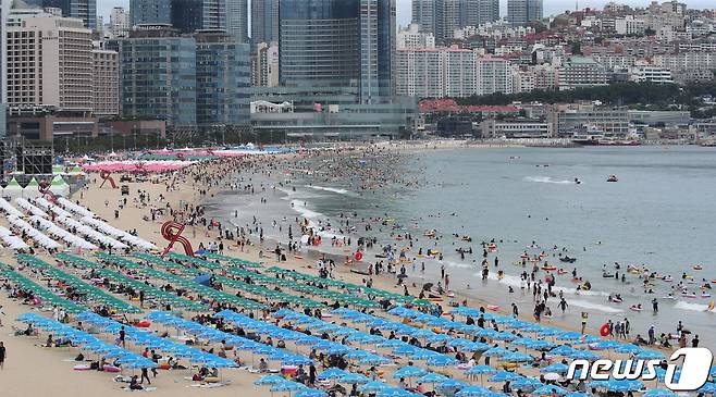 본격적인 피서 성수기를 맞은 30일 부산 해운대구 해운대해수욕장에서 피서객들이 물놀이를 즐기고 있다. 2022.7.30/뉴스1 ⓒ News1 김영훈 기자