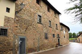 산탄드레아(Sant’Andrea) 마을에 있는 마키아벨리의 집. 마키아벨리가 44세부터 집필 등을 하며 유배 생활을 한 3층짜리 집이다. 피렌체 시내에서 11km쯤 떨어져 있다./wikipedia