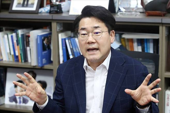 더불어민주당 최고위원 후보인 박찬대 의원이 1일 서울 여의도 국회 의원회관에서 데일리안과 인터뷰를 하고 있다. ⓒ데일리안 홍금표 기자