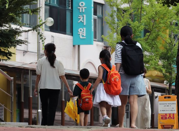 정부가 추진하는 초등학교 입학연령 하향 학제개편안에 대한 찬반논란이 강해지고 있다. 2일 오전 서울 중구 한 유치원 앞에서 보호자가 자녀와 함께 등원하고 있다. 뉴시스