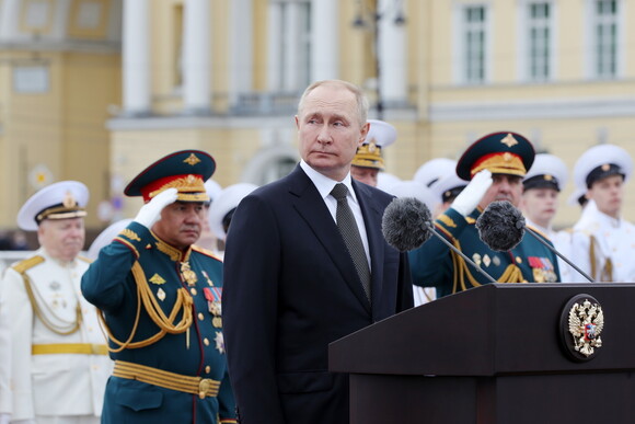 블라디미르 푸틴 러시아 대통령이 7월 31일(현지시각) 러시아 해군의 날 행사에 참여하고 있다. 타스 연합뉴스