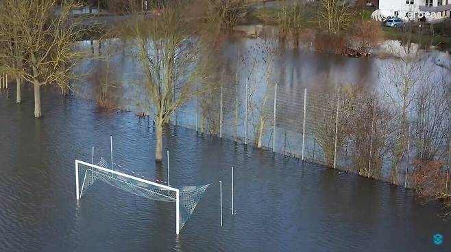 이상 기후현상으로 피해를 보고 대처 방안을 강구하는 잉글랜드 축구 구단들의 이야기를 다룬 다큐멘터리 <플레이 온>의 한 장면. 유튜브 예고편 화면 갈무리 