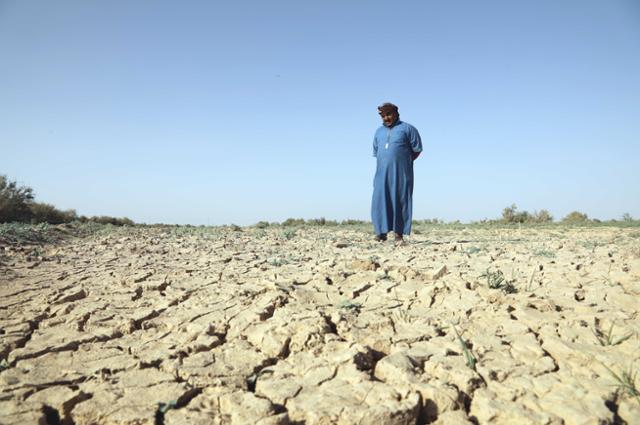 지난달 16일 이라크 살라후딘의 한 농부가 가뭄으로 갈라진 농경지를 내려다보고 있다. 살라후딘=신화 연합뉴스