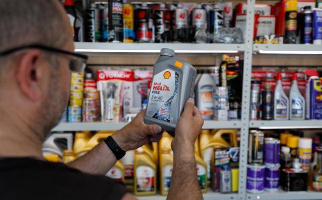 러시아 모스크바의 한 자동차 부품 가게에서 남성이 자동차 오일을 고르고 있다. 러시아에서는 볼보, BMW, 재규어, 랜드로버, 메르세데스 벤츠, 도요타, 마츠다 등의 차량 판매가 중단된 상태다. 모스크바=EPA 연합뉴스