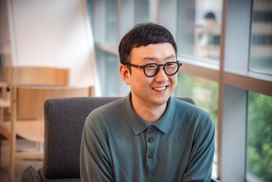 최재호 드라마앤컴퍼니 대표가 지난달 21일 서울 강남구 역삼동 사무실에서 본지와 인터뷰하고 있다. 드라마앤컴퍼니 제공