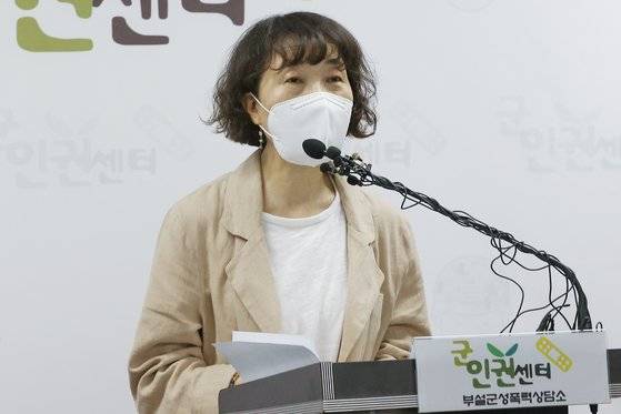 김숙경 군인권센터 부설 군성폭력상담소 소장이 2일 서울 마포구 군인권센터에서 공군 제15특수임무비행단 여군 하사 성폭력 사건에 관해 발언하고 있다. 연합뉴스