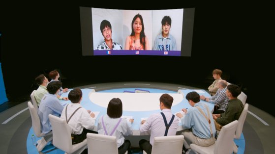 JTBC '톡파원25시'의 패널들이 각국의 톡파원들과 화상으로 대화를 하고 있는 장면. [사진 JTBC]
