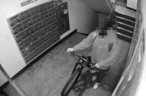 A씨가 한 아파트에서 자전거를 훔쳐 달아나는 모습. 사진 경주경찰서