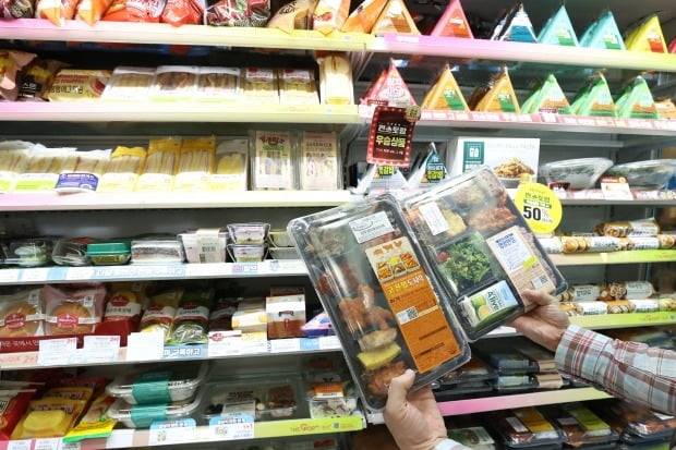 서울의 한 편의점에 도시락 등 음식이 진열되어 있다. 사진=연합뉴스