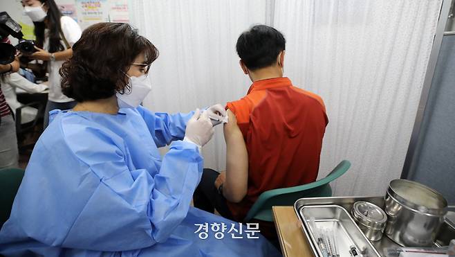 50대 이상의 연령층을 대상으로 한 4차 코로나19 백신 접종이 시작된 지난달 18일 서울 종로구 보건소에서 한 시민이 백신 주사를 맞고 있다. /김창길기자