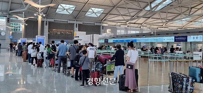 해외 여행객들이 인천공항 제1여객터미널에서 탑승수속을 밟기 위해 대기하고 있다