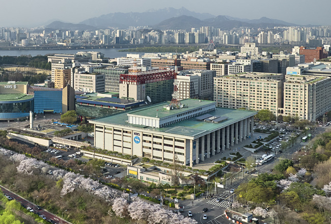 서울 영등포구 여의도동에 위치한 대한민국 공영방송 KBS의 모습. 공영방송 수신료를 폐지하는 세계적 추세에 따라 KBS의 수신료도 폐지해야 한다는 주장이 힘을 얻고 있는 가운데 국민의힘은 현재 전기요금과 통합 징수되고 있는 KBS 수신료의 분리안을 추진하고 있다.  게티이미지뱅크