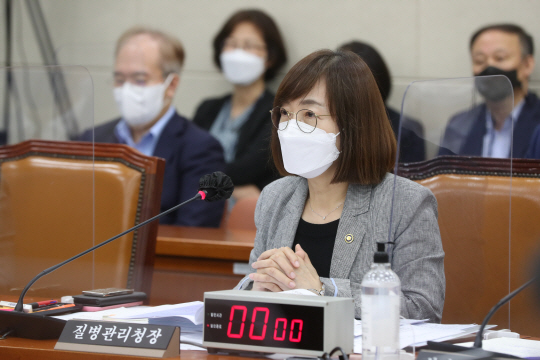 2일 백경란 질병관리청장이 서울 영등포구 국회에서 열린 보건복지위원회 전체회의에서 의원들의 질의에 답하고 있다. 국회사진기자단