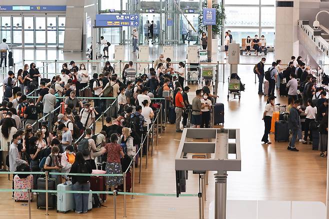 휴가철을 맞아 인천국제공항 제1여객터미널 출국장이 승객들로 북적이고 있다. [연합]